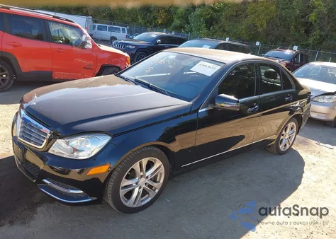 2014 Mercedes-Benz C 300 Luxury 4Matic z USA, uszkodzony, nr VIN WDDGF8AB9ER302472